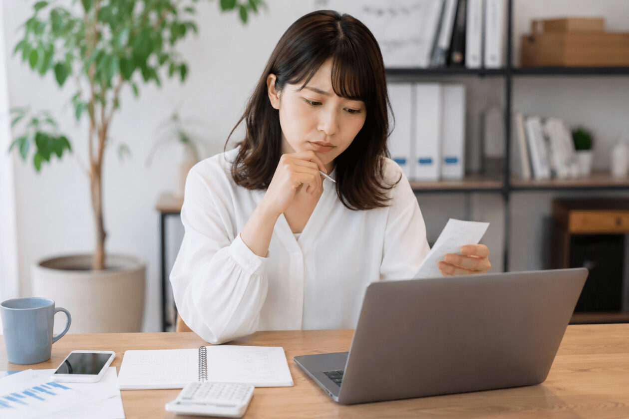 YouTube広告の予算や広告費用をシミュレーションしている担当者