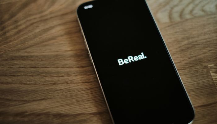 BeReal広告とは？【2025年最新版】特徴や費用・事例を解説